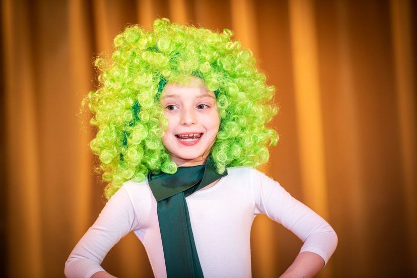 Девочка в парике во время театральной постановки
